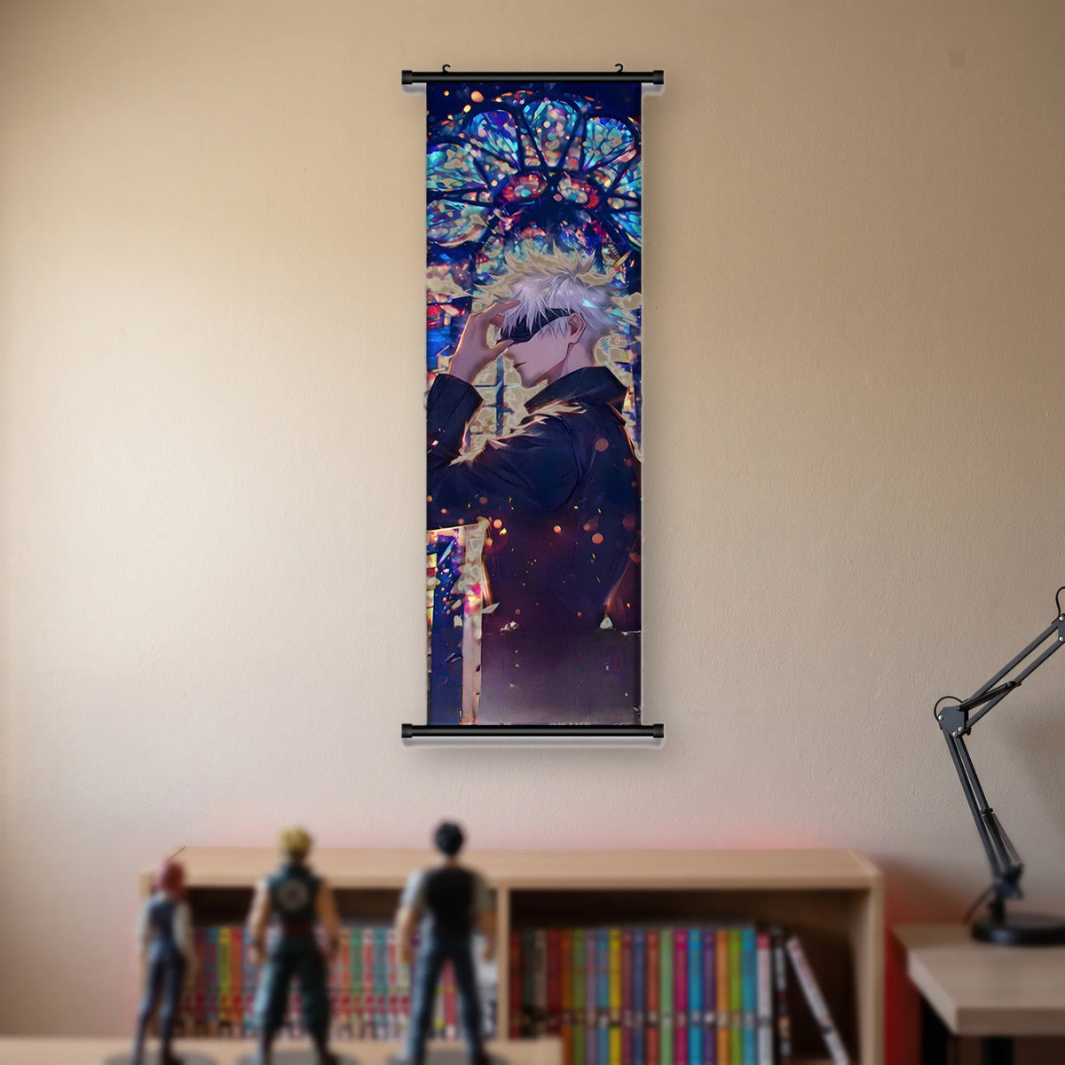 Kakémono Jujutsu Kaisen Satoru Gojo de dos devant un grand vitrail bleu, suspendu au mur beige d'une chambre au-dessus d'une étagère de tomes de manga et de figurines
