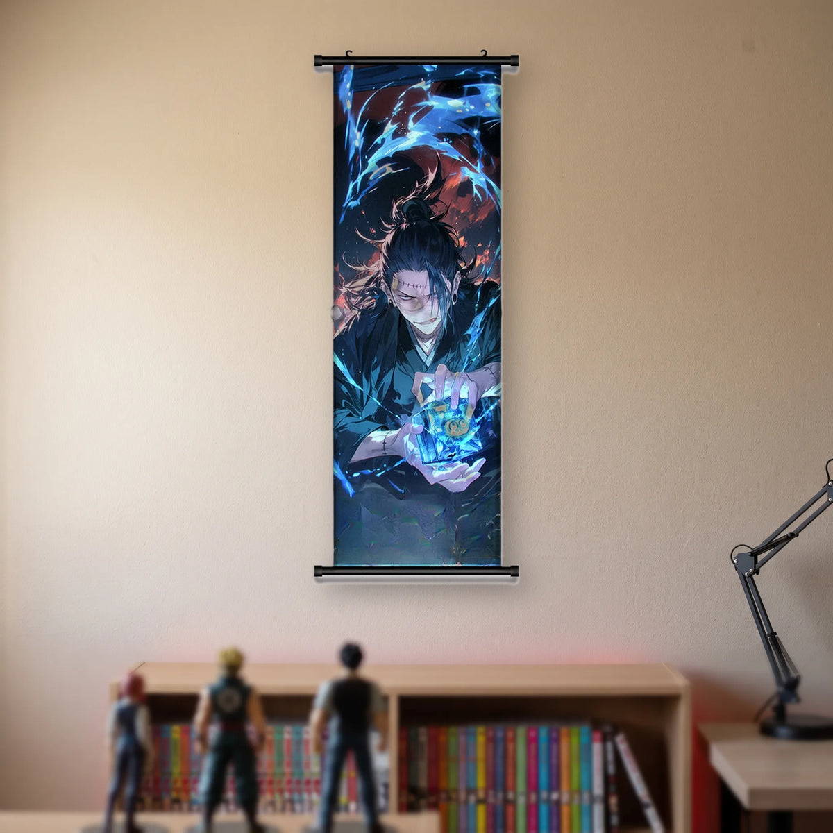 Kakémono Jujutsu Kaisen Kenjaku au front cousu, tenant un cube d'énergie bleue, suspendu au mur beige d'une chambre au-dessus d'une étagère de tomes de manga et de figurines