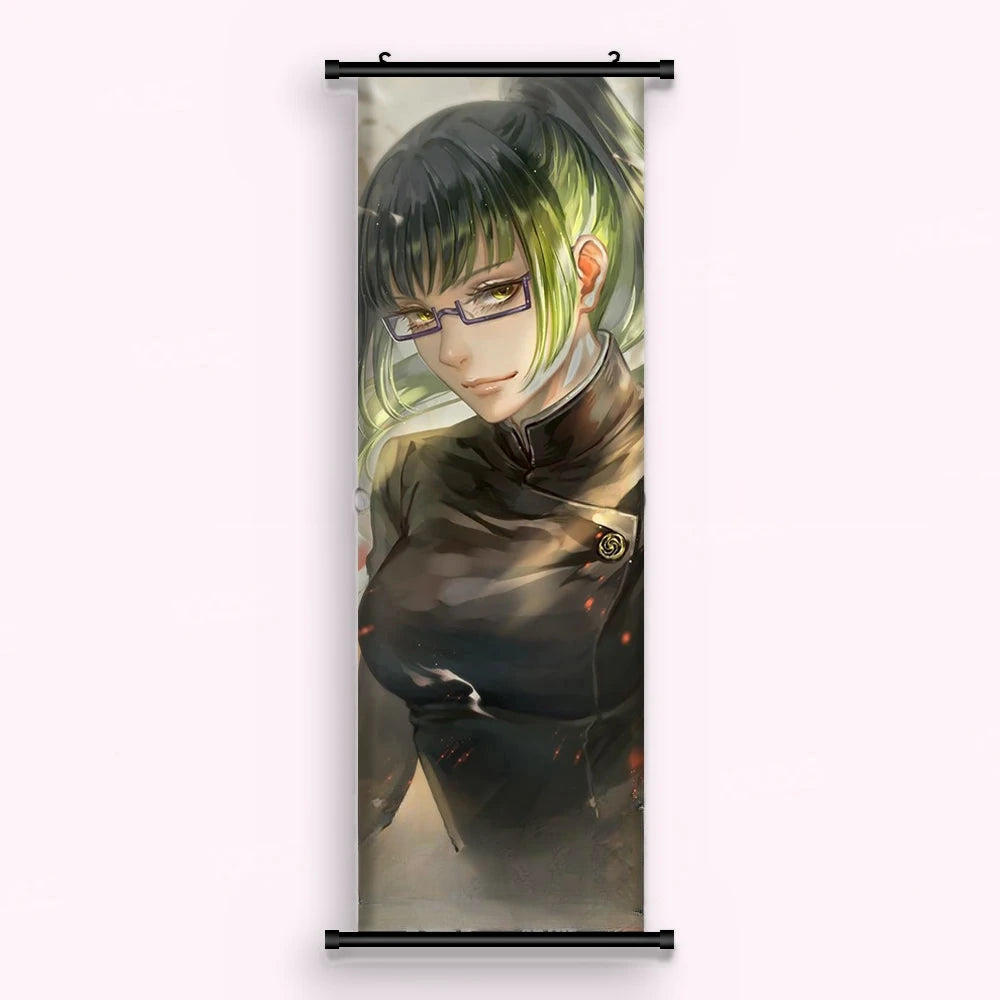 Kakémono Jujutsu Kaisen Maki Zenin en gros plan, lunettes et cheveux verts, vu de face : toile imprimée tendue entre ses deux baguettes de bois, cordon de suspension fourni