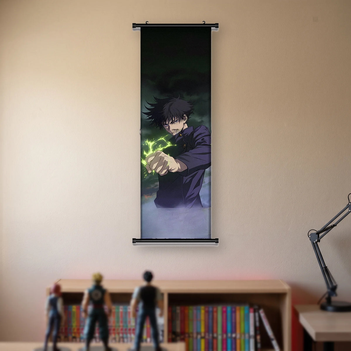 Kakémono Jujutsu Kaisen Megumi Fushiguro, le poing serré autour d'une énergie verte, suspendu au mur beige d'une chambre au-dessus d'une étagère de tomes de manga et de figurines