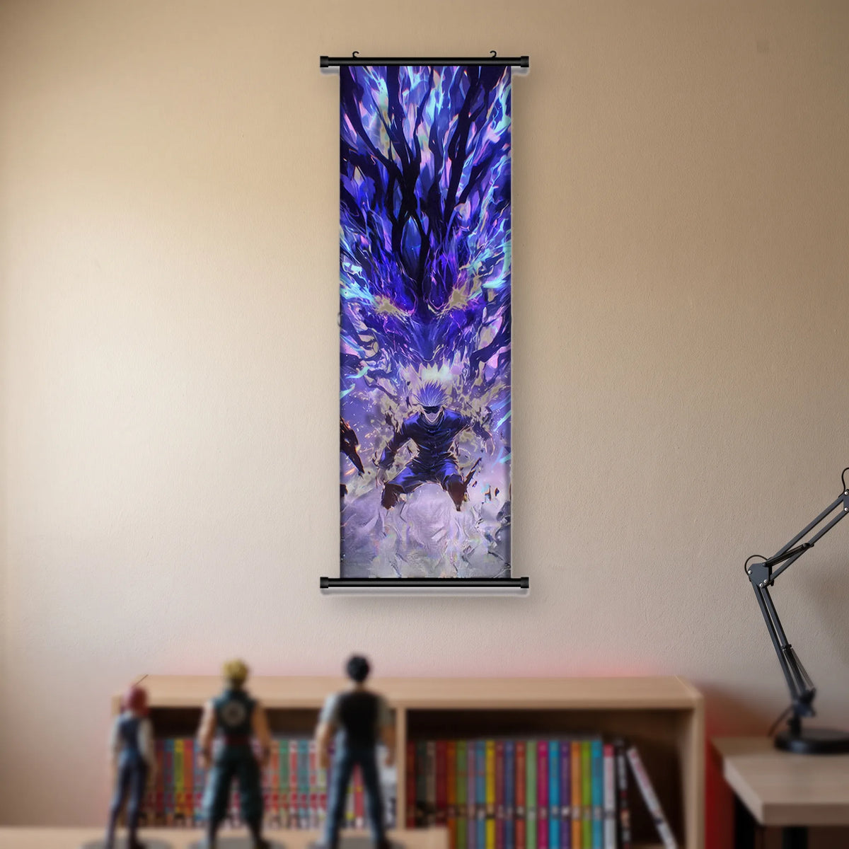 Kakémono Jujutsu Kaisen Megumi Fushiguro devant une immense ombre violette, suspendu au mur beige d'une chambre au-dessus d'une étagère de tomes de manga et de figurines