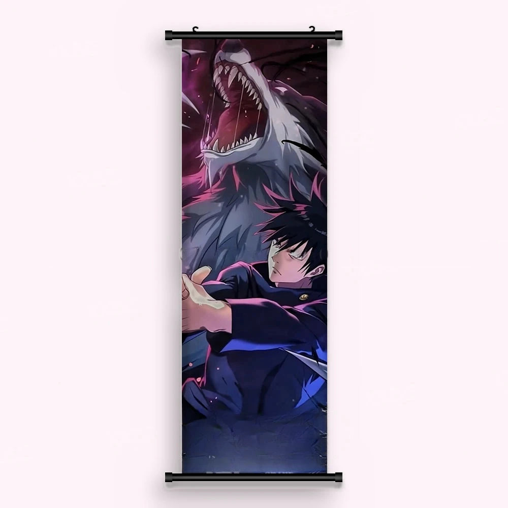 Kakémono Jujutsu Kaisen Megumi Fushiguro sous une gueule blanche aux longues dents, vu de face : toile imprimée tendue entre ses deux baguettes de bois, cordon de suspension fourni