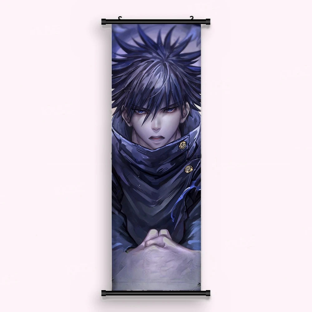 Kakémono Jujutsu Kaisen Megumi Fushiguro les mains jointes, le regard droit, vu de face : toile imprimée tendue entre ses deux baguettes de bois, cordon de suspension fourni