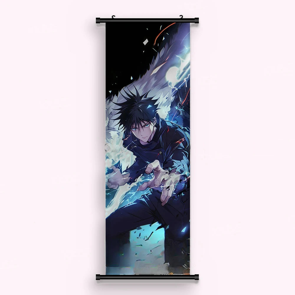 Kakémono Jujutsu Kaisen Megumi Fushiguro accroupi dans un souffle d'énergie bleue, vu de face : toile imprimée tendue entre ses deux baguettes de bois, cordon de suspension fourni