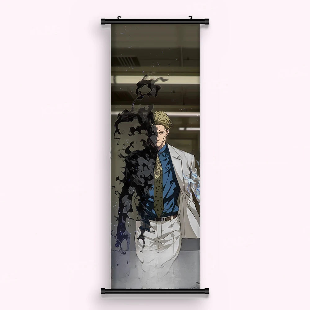Kakémono Jujutsu Kaisen Kento Nanami en costume, se dissolvant en volutes noires, vu de face : toile imprimée tendue entre ses deux baguettes de bois, cordon de suspension fourni