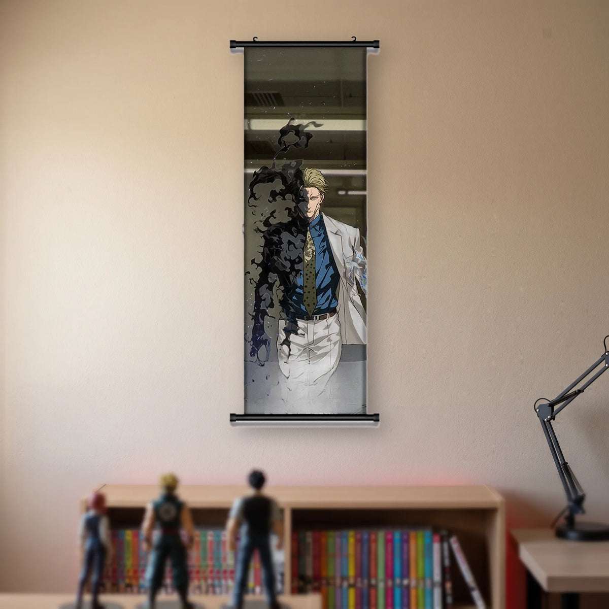 Kakémono Jujutsu Kaisen Kento Nanami en costume, se dissolvant en volutes noires, suspendu au mur beige d'une chambre au-dessus d'une étagère de tomes de manga et de figurines