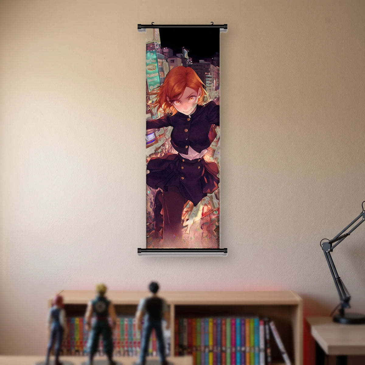 Kakémono Jujutsu Kaisen Nobara Kugisaki courant dans les néons de Shibuya, suspendu au mur beige d'une chambre au-dessus d'une étagère de tomes de manga et de figurines