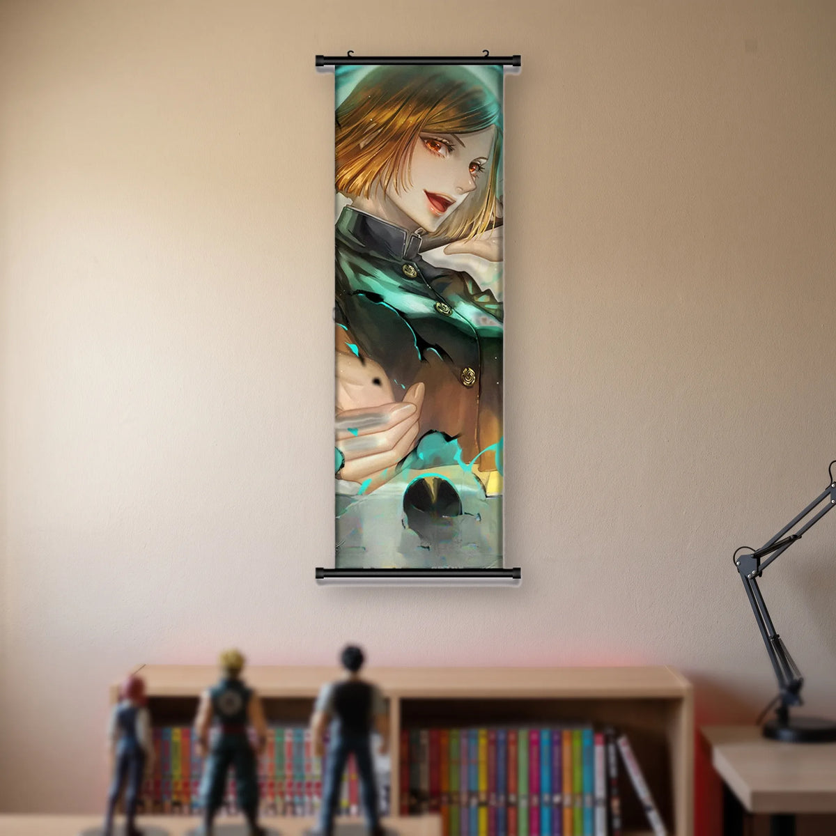 Kakémono Jujutsu Kaisen une exorciste au sourire malicieux, la main tendue, suspendu au mur beige d'une chambre au-dessus d'une étagère de tomes de manga et de figurines