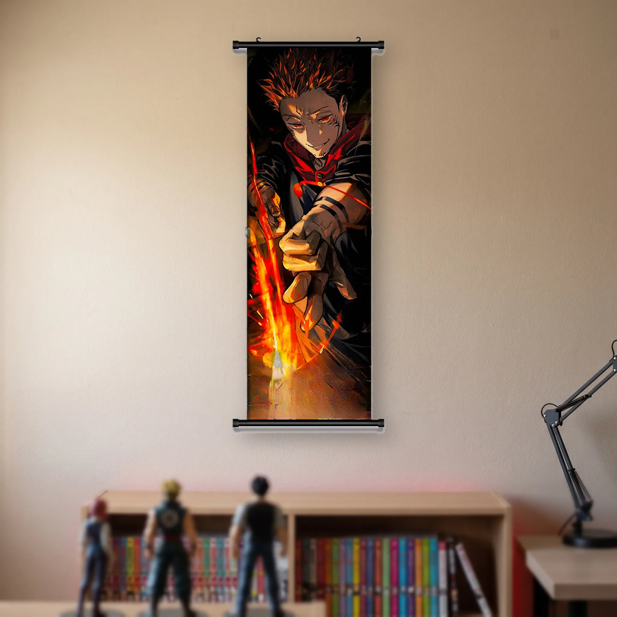Kakémono Jujutsu Kaisen Sukuna décochant une flèche de feu, suspendu au mur beige d'une chambre au-dessus d'une étagère de tomes de manga et de figurines