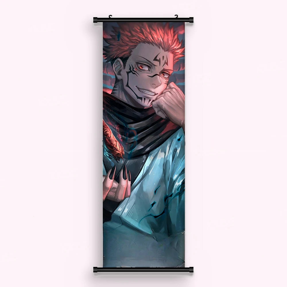 Kakémono Jujutsu Kaisen Sukuna en gros plan, griffes noires et marques rouges, vu de face : toile imprimée tendue entre ses deux baguettes de bois, cordon de suspension fourni