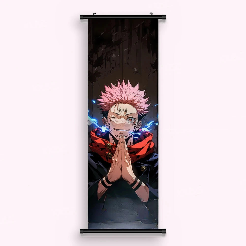 Kakémono Jujutsu Kaisen Sukuna les mains jointes, col rouge et éclairs bleus, vu de face : toile imprimée tendue entre ses deux baguettes de bois, cordon de suspension fourni