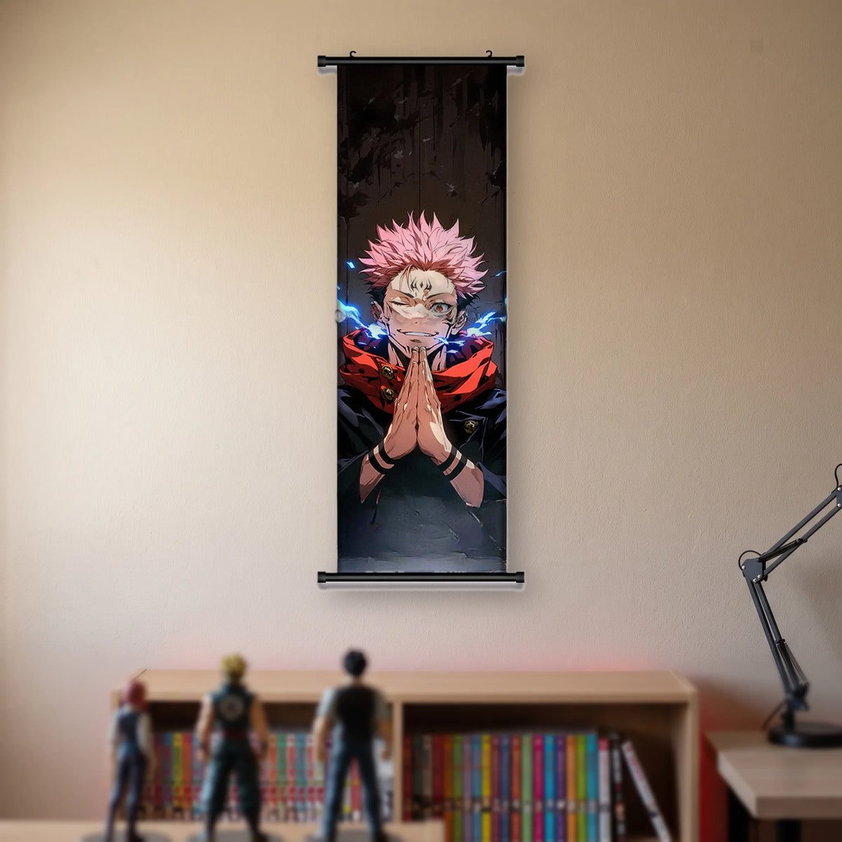 Kakémono Jujutsu Kaisen Sukuna les mains jointes, col rouge et éclairs bleus, suspendu au mur beige d'une chambre au-dessus d'une étagère de tomes de manga et de figurines