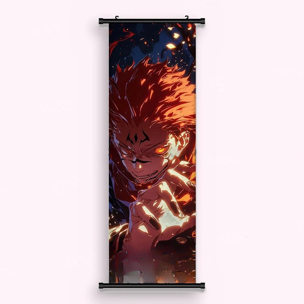 Kakémono Jujutsu Kaisen Sukuna en gros plan, la peau rouge et l'œil incandescent, vu de face : toile imprimée tendue entre ses deux baguettes de bois, cordon de suspension fourni