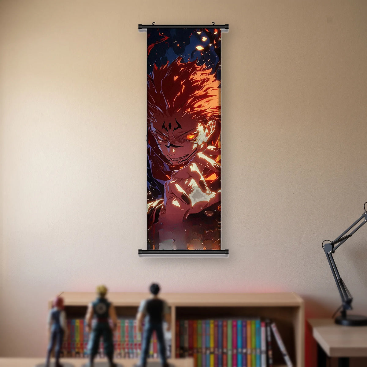 Kakémono Jujutsu Kaisen Sukuna en gros plan, la peau rouge et l'œil incandescent, suspendu au mur beige d'une chambre au-dessus d'une étagère de tomes de manga et de figurines
