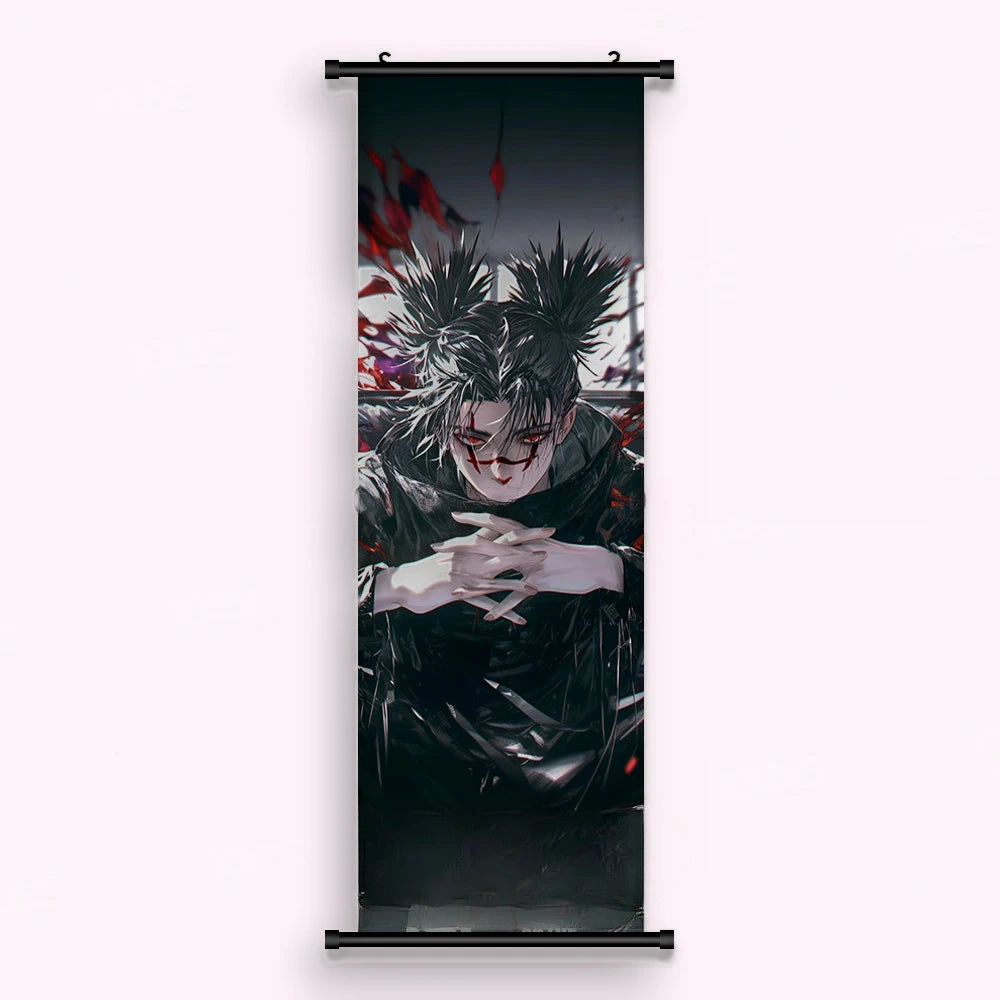 Kakémono Jujutsu Kaisen Sukuna les mains croisées, entouré de noir et de rouge, vu de face : toile imprimée tendue entre ses deux baguettes de bois, cordon de suspension fourni