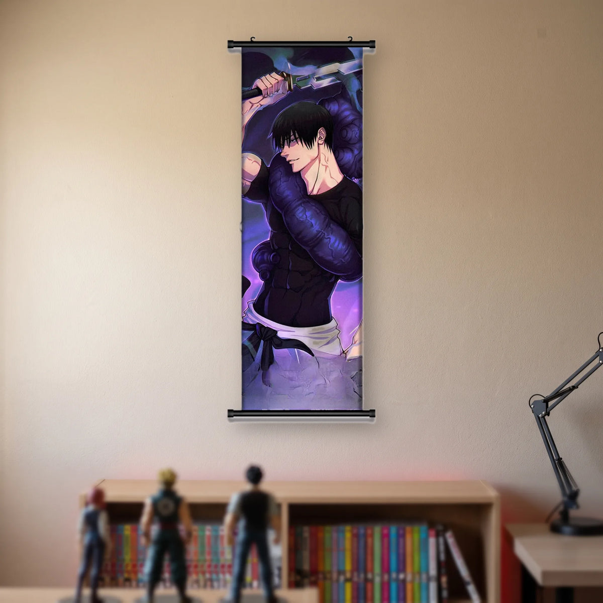 Kakémono Jujutsu Kaisen Toji Fushiguro dégainant une lame par-dessus l'épaule, suspendu au mur beige d'une chambre au-dessus d'une étagère de tomes de manga et de figurines