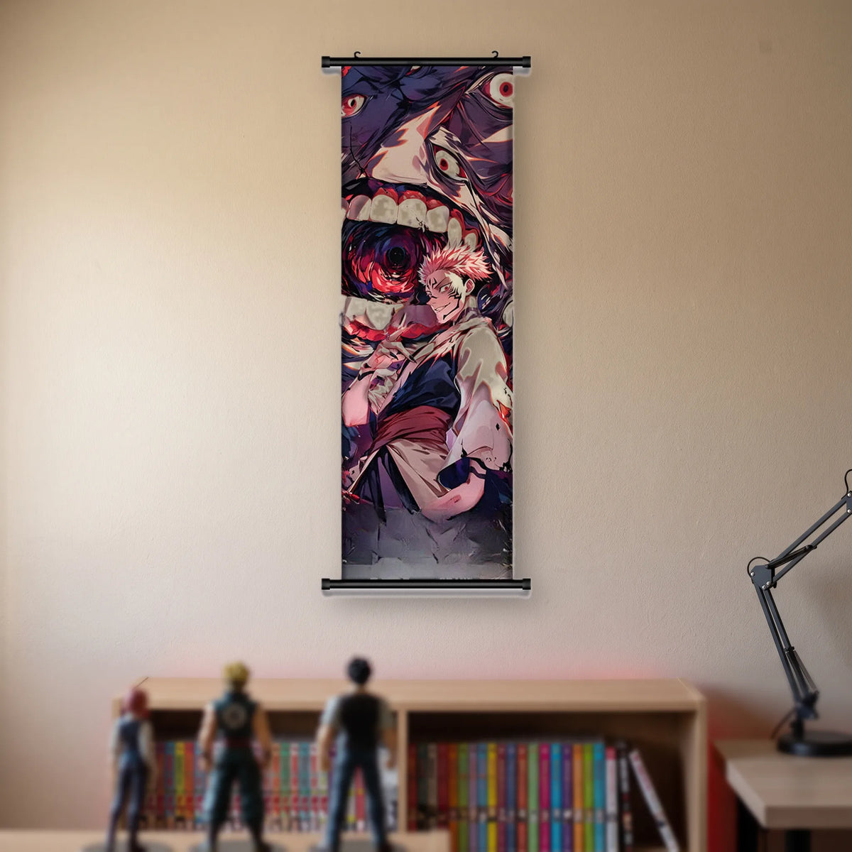 Kakémono Jujutsu Kaisen Yuji Itadori devant la gueule et les yeux de Sukuna, suspendu au mur beige d'une chambre au-dessus d'une étagère de tomes de manga et de figurines