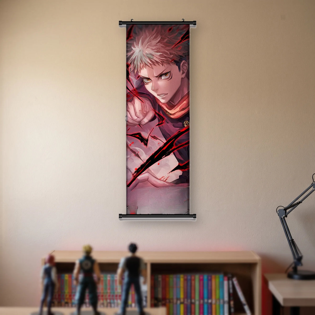 Kakémono Jujutsu Kaisen Yuji Itadori, le poing serré et le regard déterminé, suspendu au mur beige d'une chambre au-dessus d'une étagère de tomes de manga et de figurines