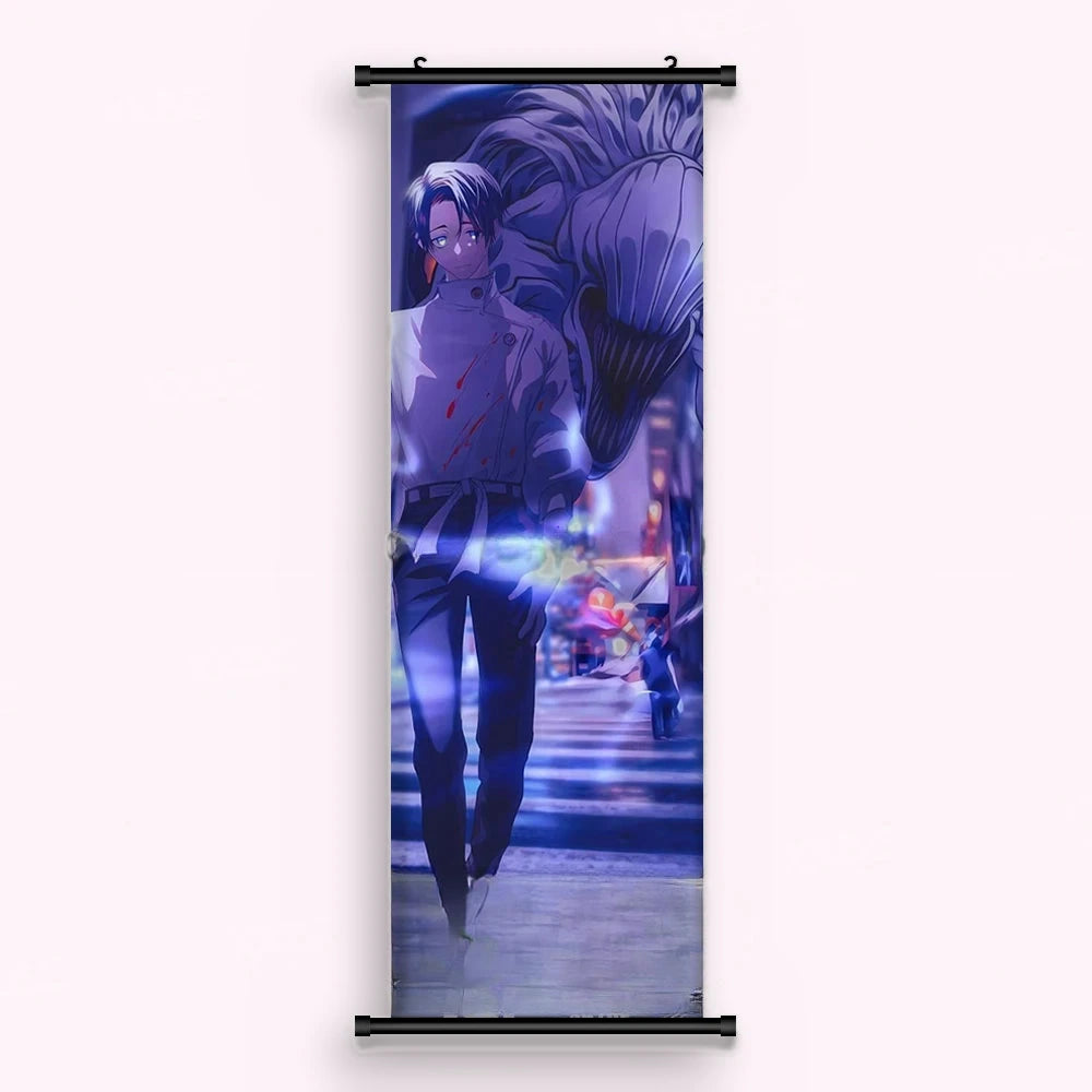 Kakémono Jujutsu Kaisen Yuta Okkotsu marchant sous la pluie, une grande forme claire derrière lui, vu de face : toile imprimée tendue entre ses deux baguettes de bois, cordon de suspension fourni