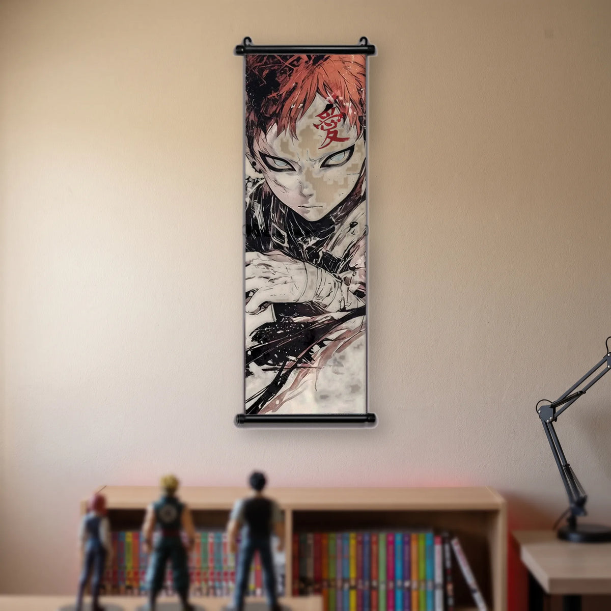 Kakémono Naruto, Gaara le kanji rouge au front, cheveux roux, suspendu au mur beige d'une chambre au-dessus d'une étagère de tomes de manga