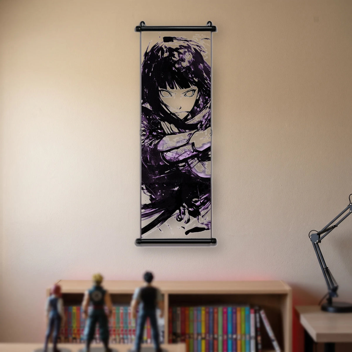 Kakémono Naruto, Hinata de face, cheveux noirs et fond violet à l'encre, suspendu au mur beige d'une chambre au-dessus d'une étagère de tomes de manga