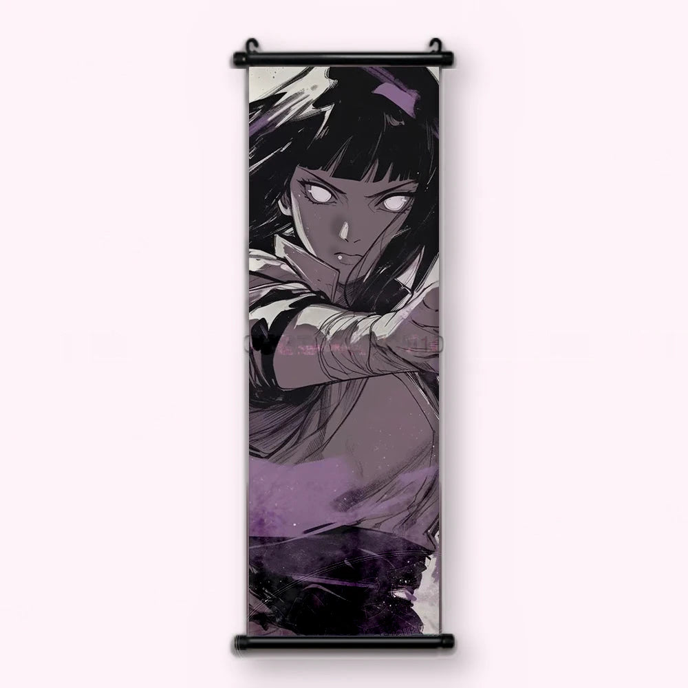 Kakémono Naruto, Hinata en garde, les yeux pâles, dominante violette, vu de face : toile tendue entre ses deux baguettes de bois, cordon de suspension fourni