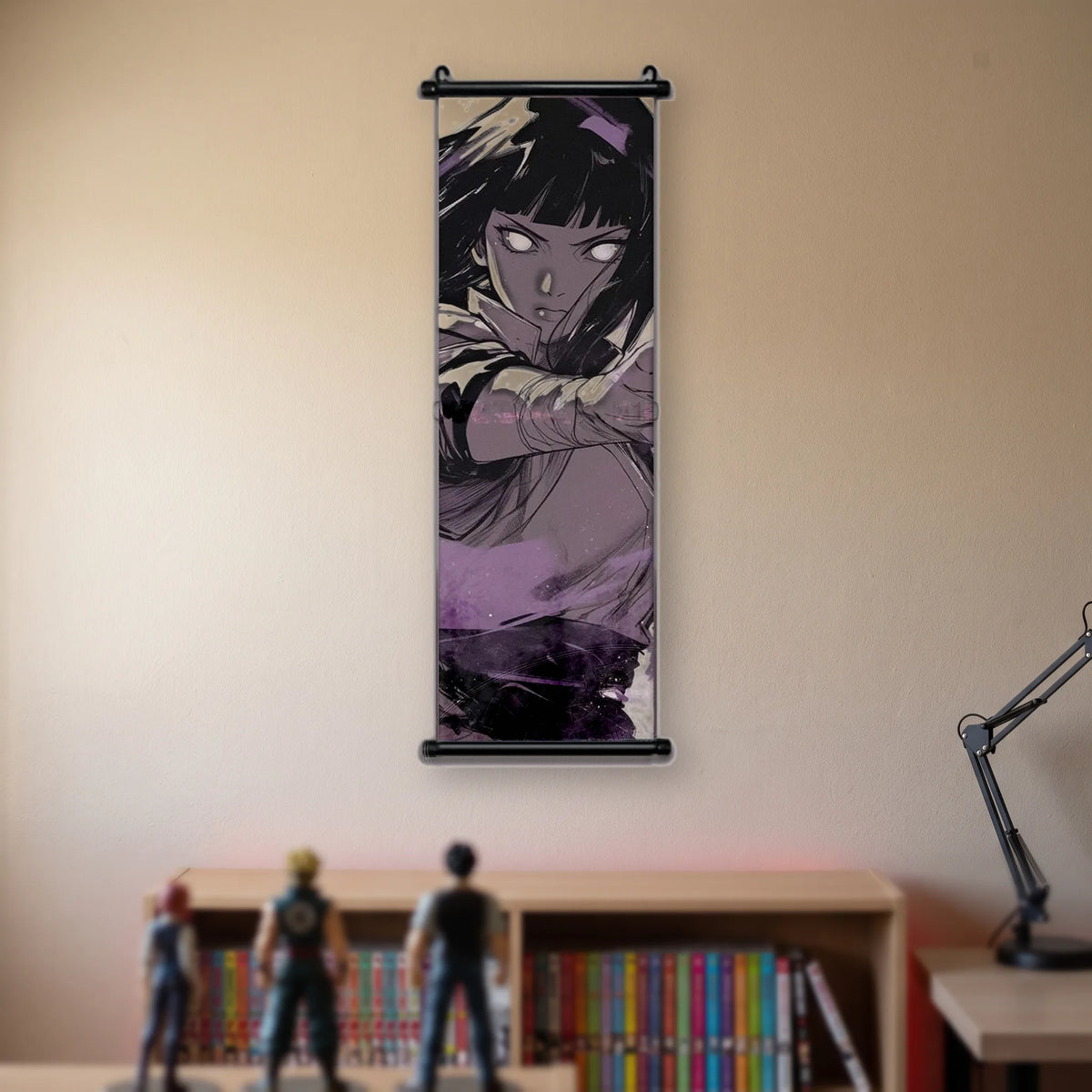 Kakémono Naruto, Hinata en garde, les yeux pâles, dominante violette, suspendu au mur beige d'une chambre au-dessus d'une étagère de tomes de manga