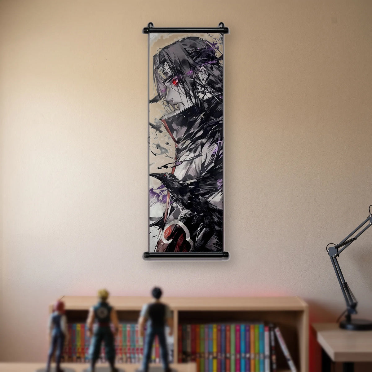 Kakémono Naruto, Itachi de profil, un corbeau perché au premier plan, suspendu au mur beige d'une chambre au-dessus d'une étagère de tomes de manga