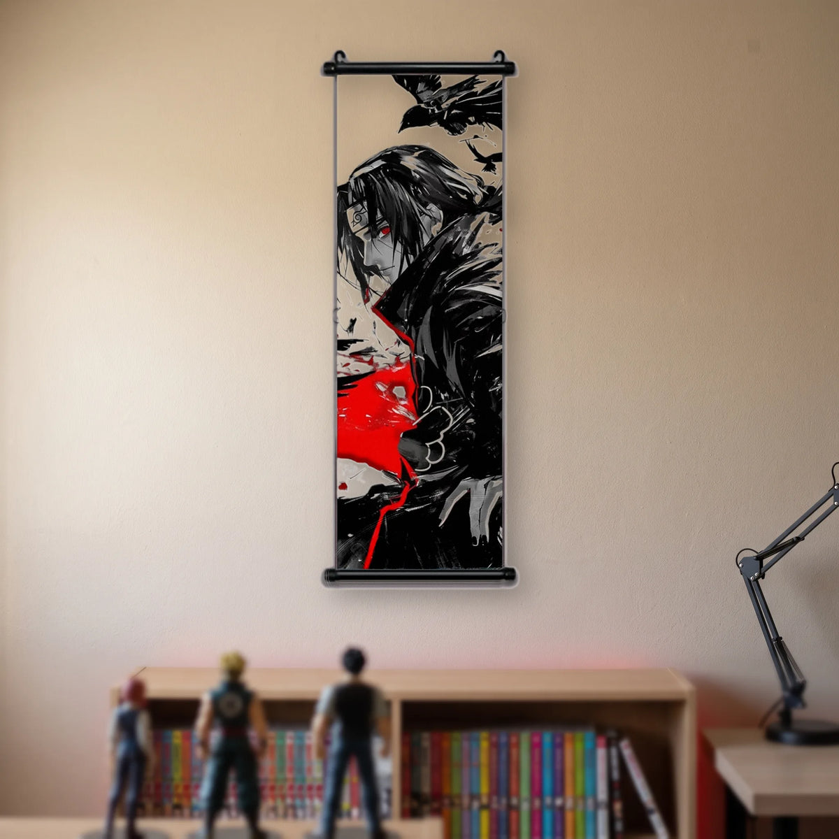 Kakémono Naruto, Itachi entouré de corbeaux, une coulée rouge dans le bas, suspendu au mur beige d'une chambre au-dessus d'une étagère de tomes de manga