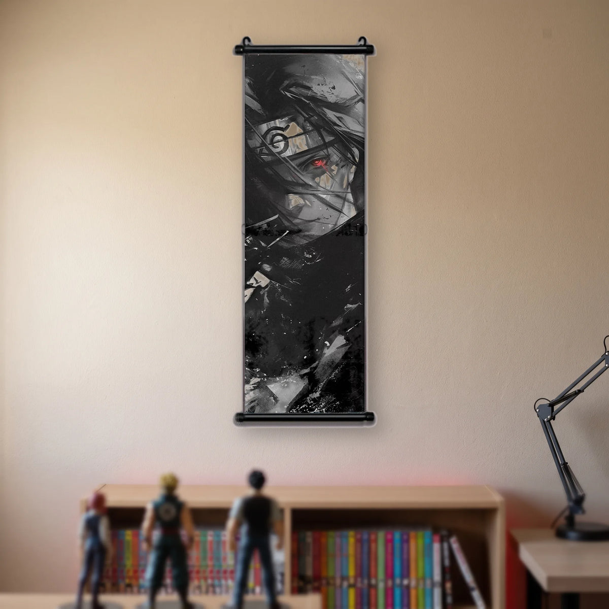 Kakémono Naruto, Itachi dans l'ombre, un œil rouge visible sous le bandeau, suspendu au mur beige d'une chambre au-dessus d'une étagère de tomes de manga