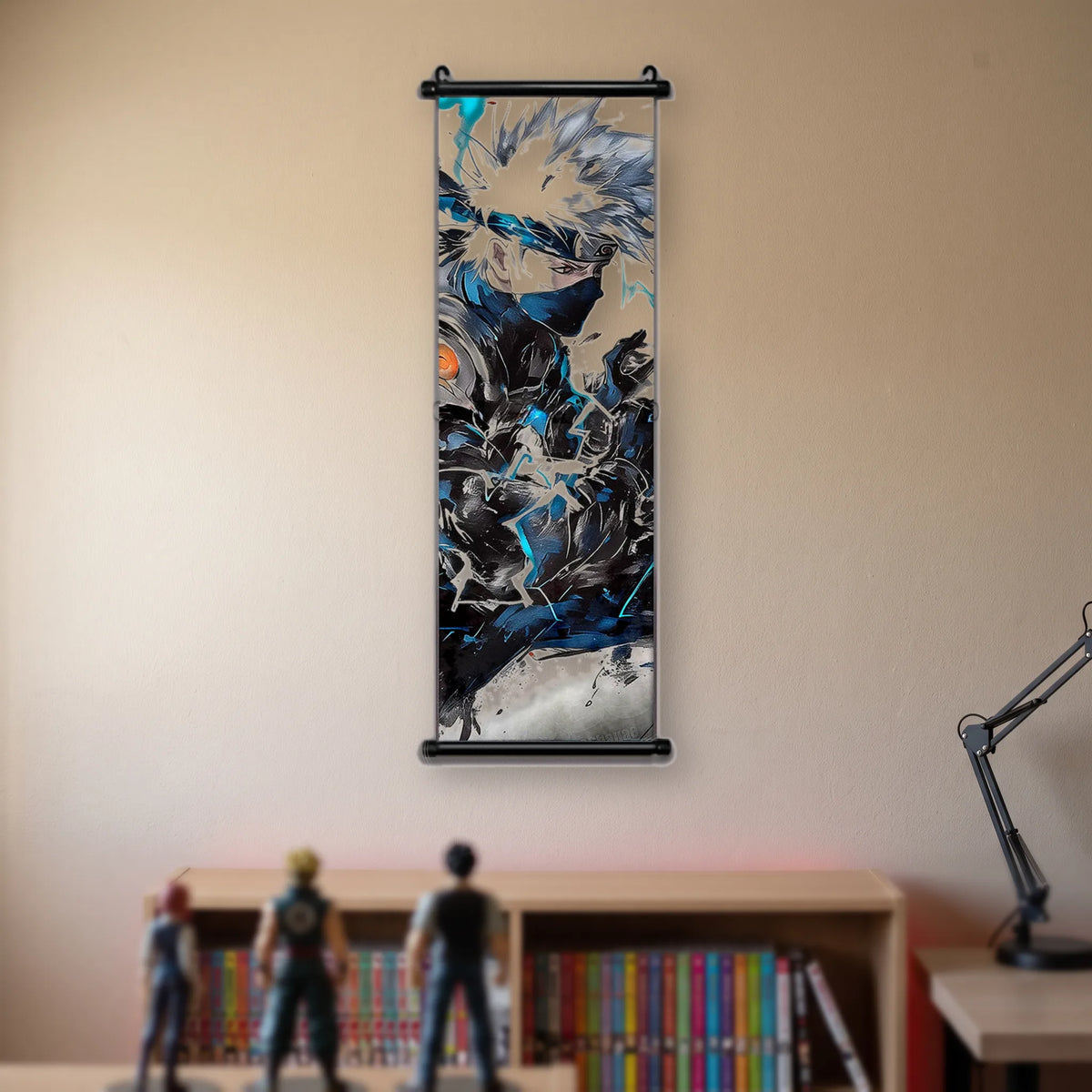 Kakémono Naruto, Kakashi le bras chargé d'éclairs bleus, en pleine charge, suspendu au mur beige d'une chambre au-dessus d'une étagère de tomes de manga
