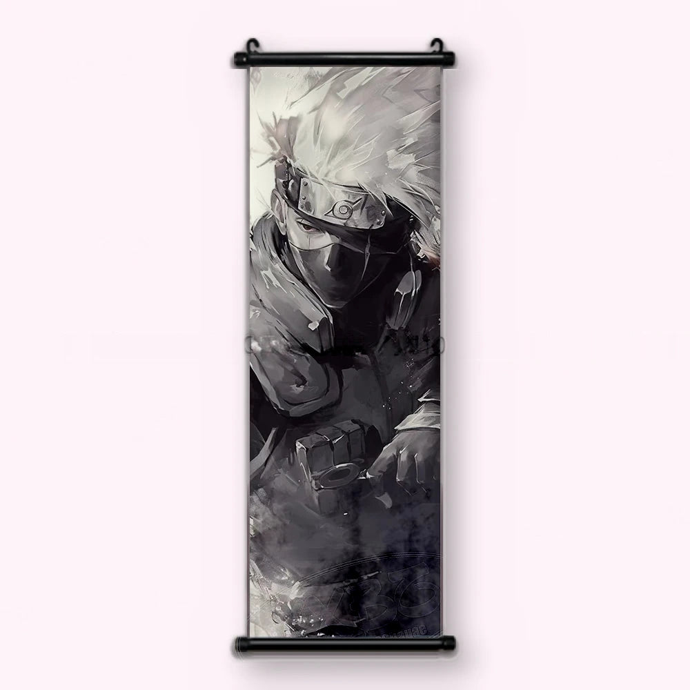 Kakémono Naruto, Kakashi de trois quarts, bandeau sur l'œil, gilet tactique, vu de face : toile tendue entre ses deux baguettes de bois, cordon de suspension fourni