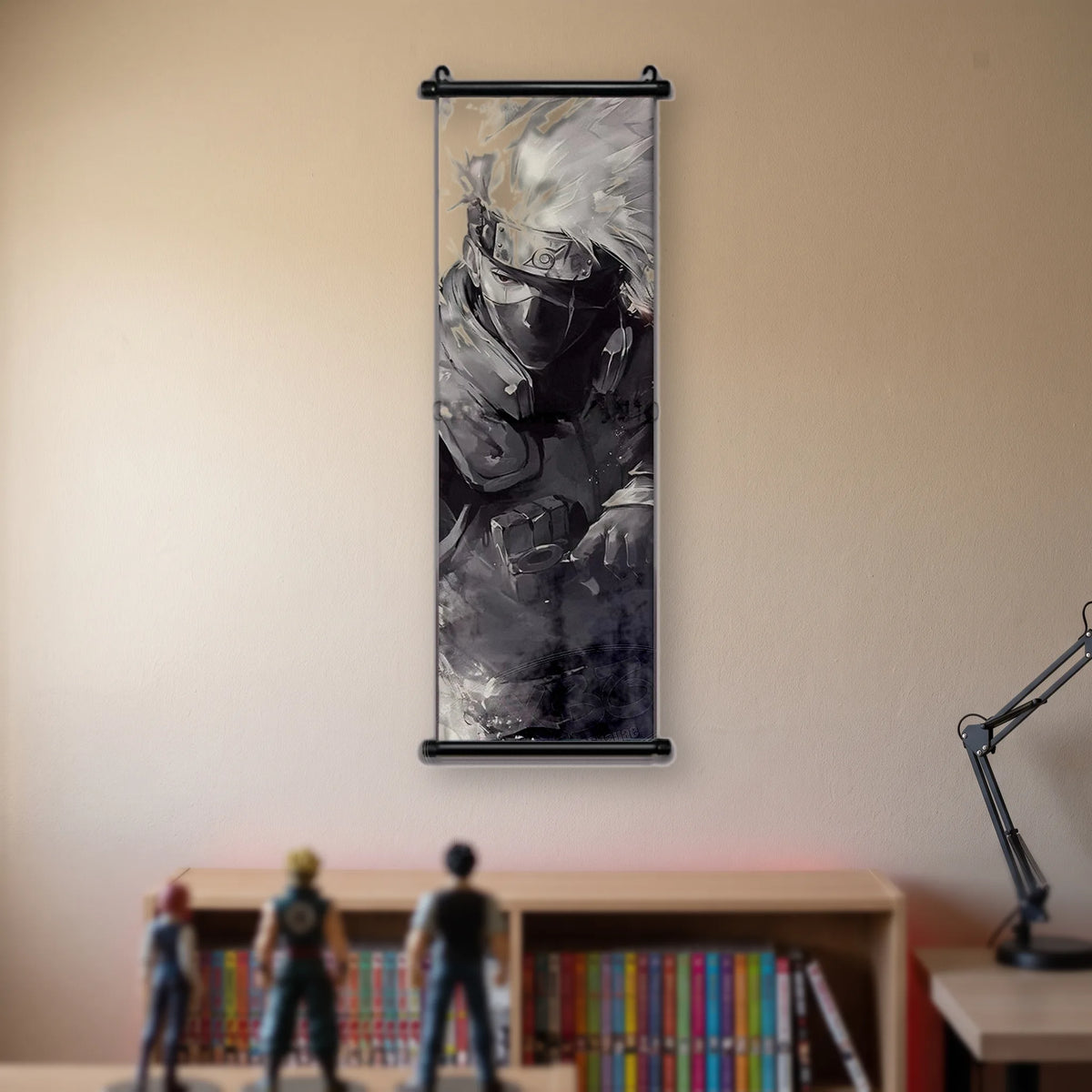Kakémono Naruto, Kakashi de trois quarts, bandeau sur l'œil, gilet tactique, suspendu au mur beige d'une chambre au-dessus d'une étagère de tomes de manga