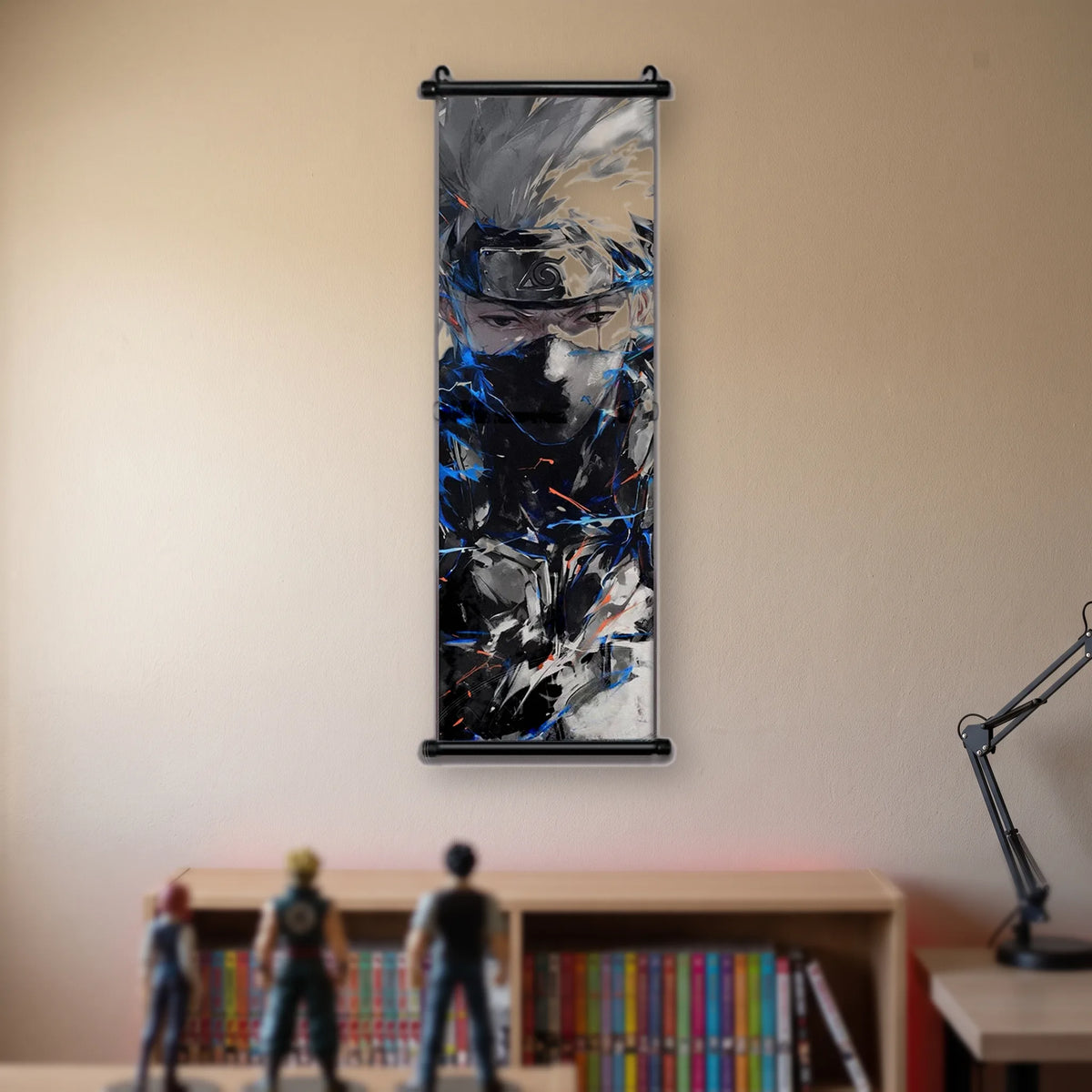 Kakémono Naruto, Kakashi de face, éclairs bleus et orangés autour du buste, suspendu au mur beige d'une chambre au-dessus d'une étagère de tomes de manga