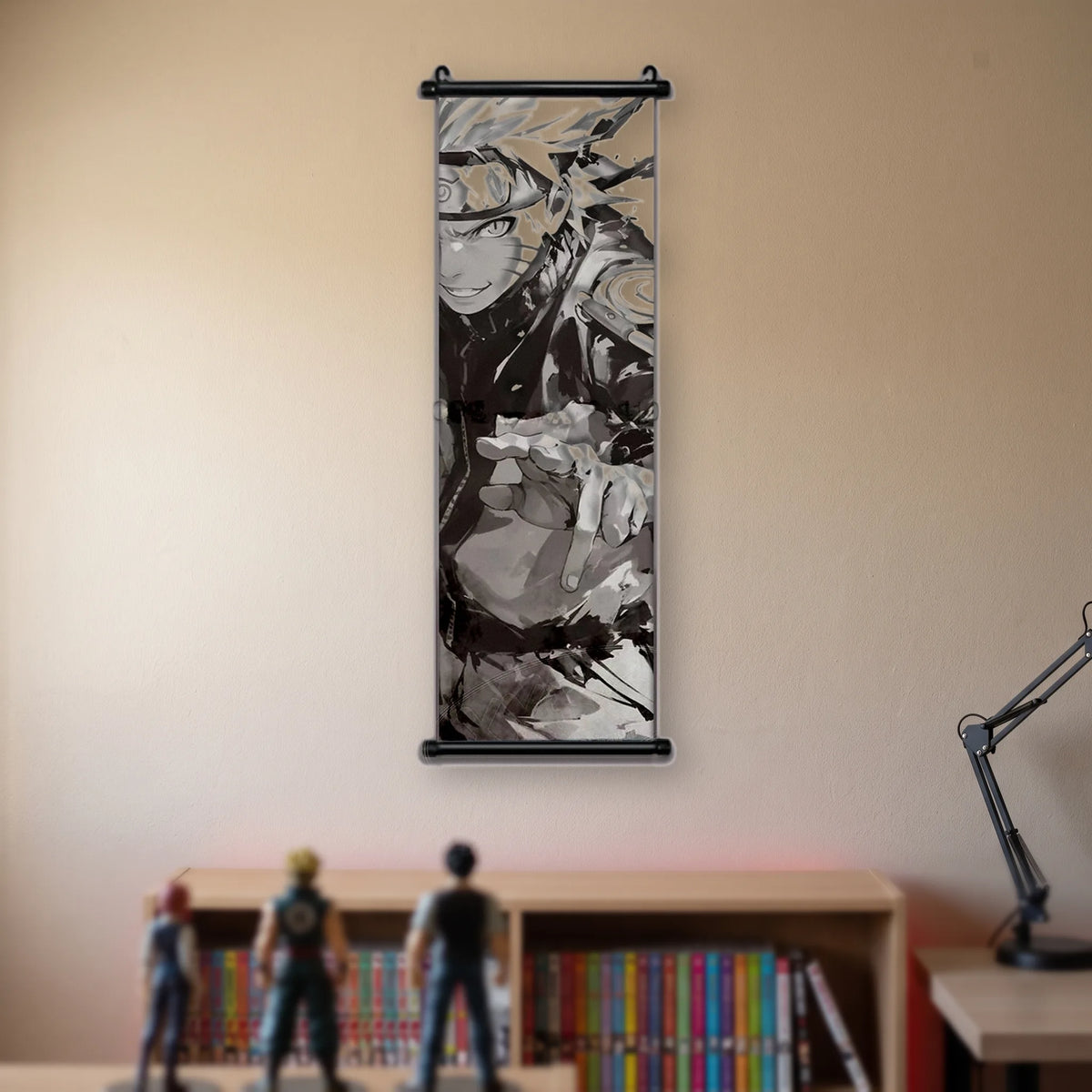 Kakémono Naruto, Kakashi formant un signe de main, index et majeur tendus, suspendu au mur beige d'une chambre au-dessus d'une étagère de tomes de manga