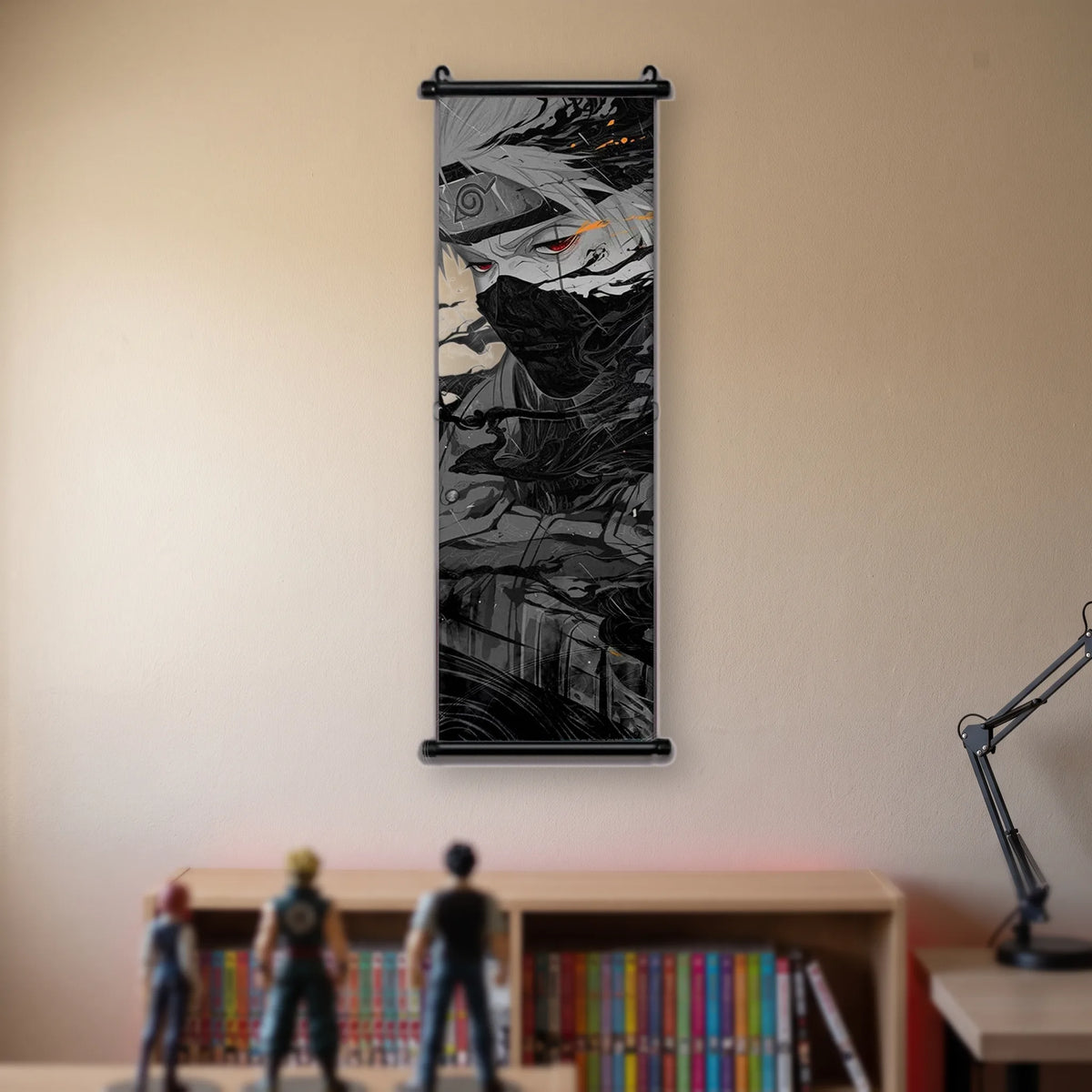 Kakémono Naruto, Kakashi dans l'ombre, un œil rouge visible sous le bandeau relevé, suspendu au mur beige d'une chambre au-dessus d'une étagère de tomes de manga