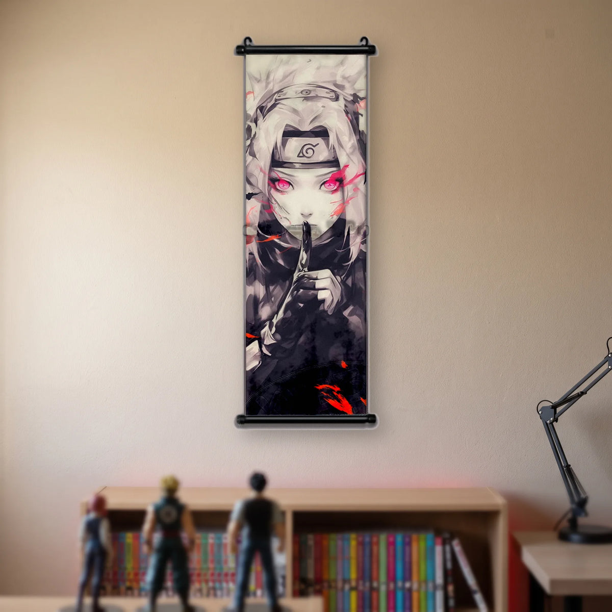 Kakémono Naruto, une kunoichi au bandeau de Konoha, le doigt sur les lèvres, suspendu au mur beige d'une chambre au-dessus d'une étagère de tomes de manga
