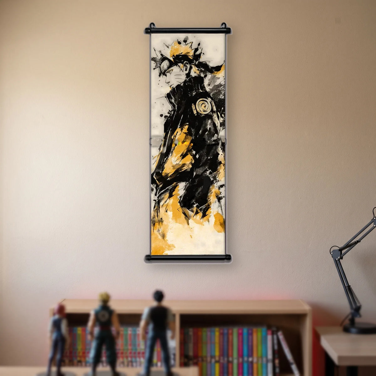Kakémono Naruto, Naruto de profil, encre noire et or sur fond clair, suspendu au mur beige d'une chambre au-dessus d'une étagère de tomes de manga