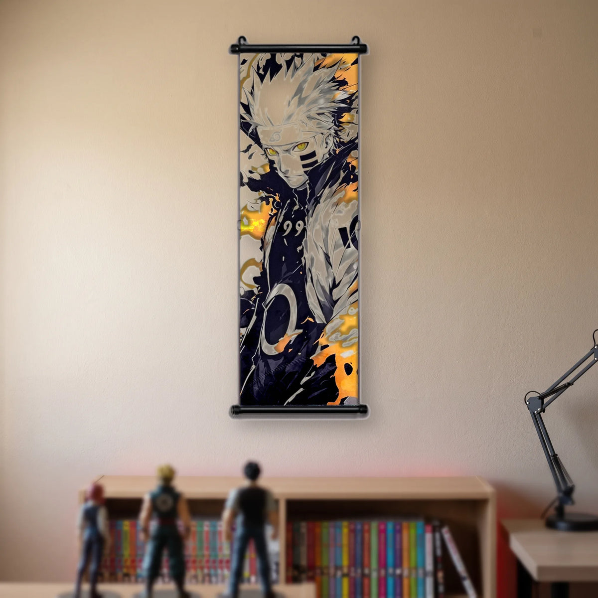 Kakémono Naruto, Naruto en manteau d'énergie orange, les yeux dorés, suspendu au mur beige d'une chambre au-dessus d'une étagère de tomes de manga