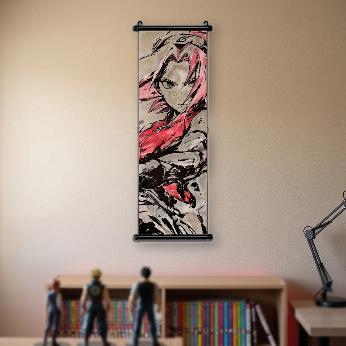 Kakémono Naruto, Sakura de face, cheveux roses traités au pinceau, tenue rouge, suspendu au mur beige d'une chambre au-dessus d'une étagère de tomes de manga