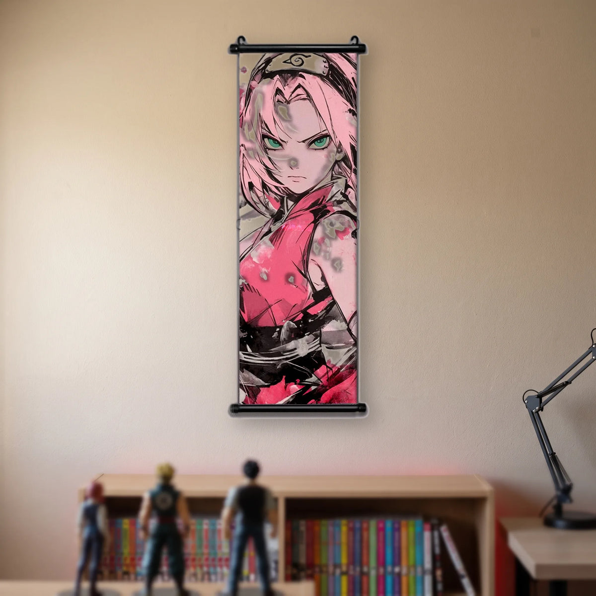 Kakémono Naruto, Sakura de face, poings serrés, tenue rose et rouge, suspendu au mur beige d'une chambre au-dessus d'une étagère de tomes de manga
