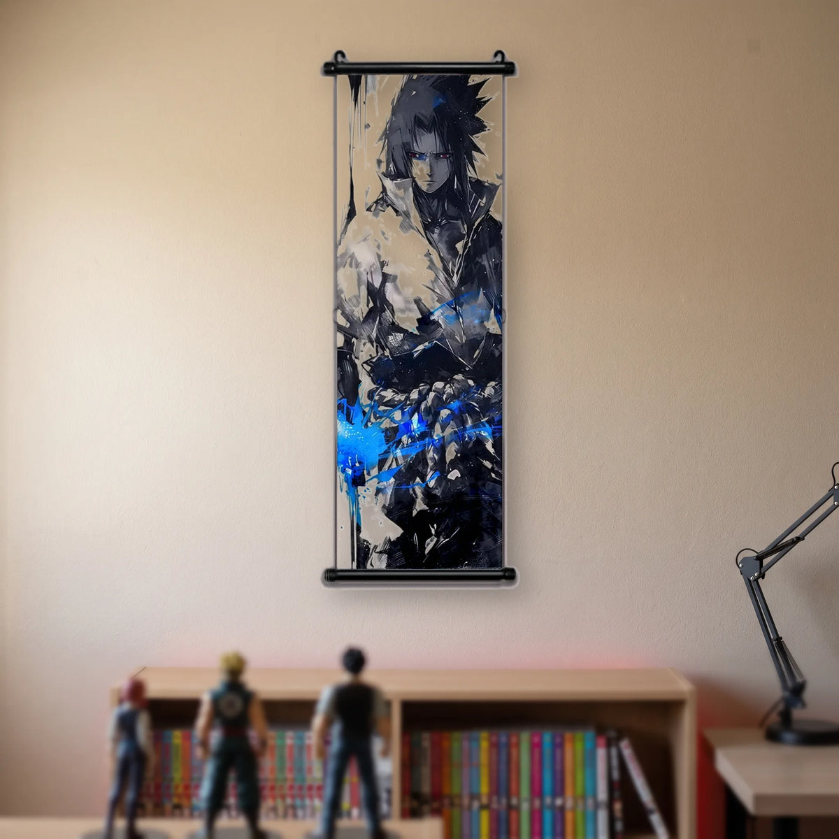 Kakémono Naruto, Sasuke dans une gerbe d'éclairs bleus, regard rouge, suspendu au mur beige d'une chambre au-dessus d'une étagère de tomes de manga