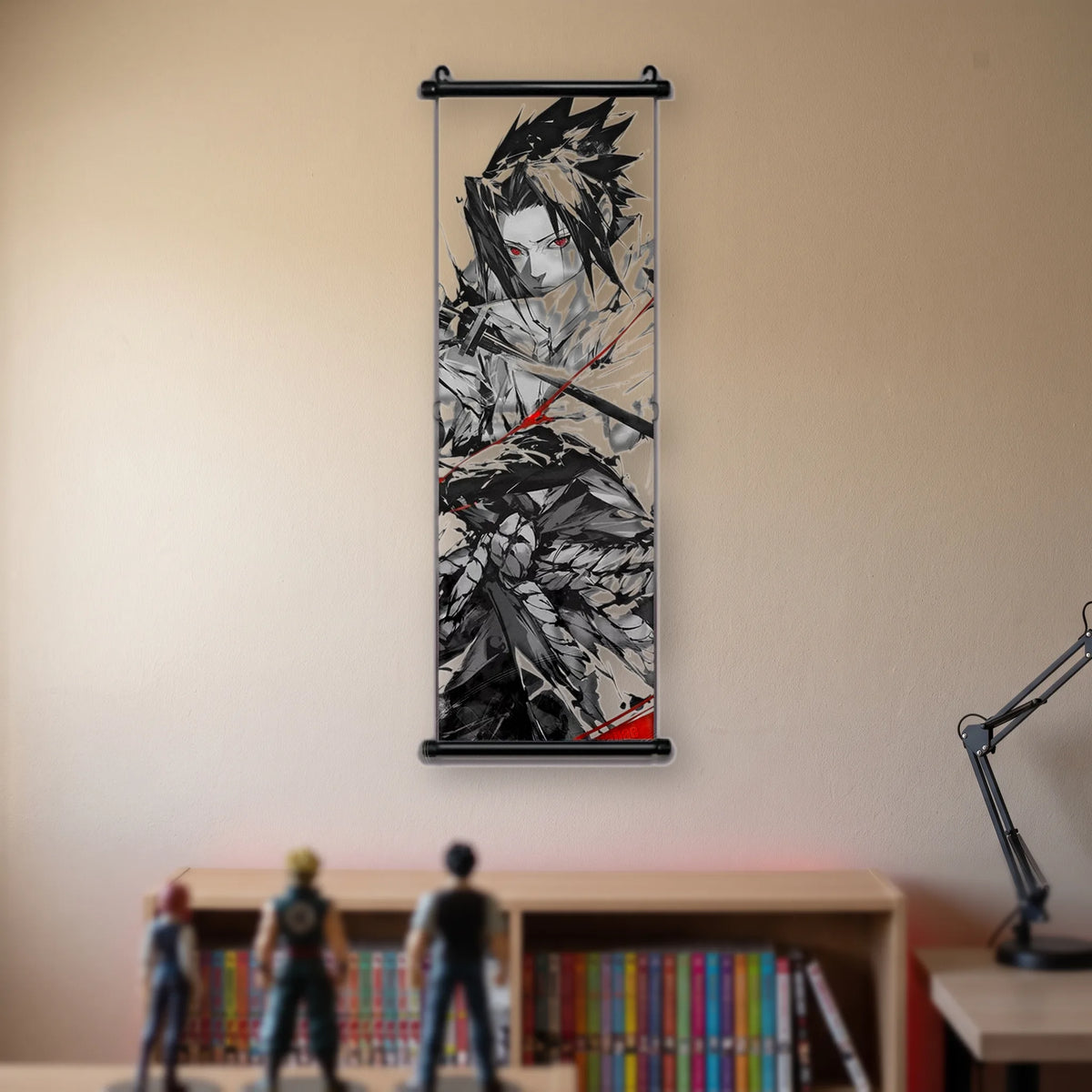 Kakémono Naruto, Sasuke le katana levé, une traînée rouge en diagonale, suspendu au mur beige d'une chambre au-dessus d'une étagère de tomes de manga
