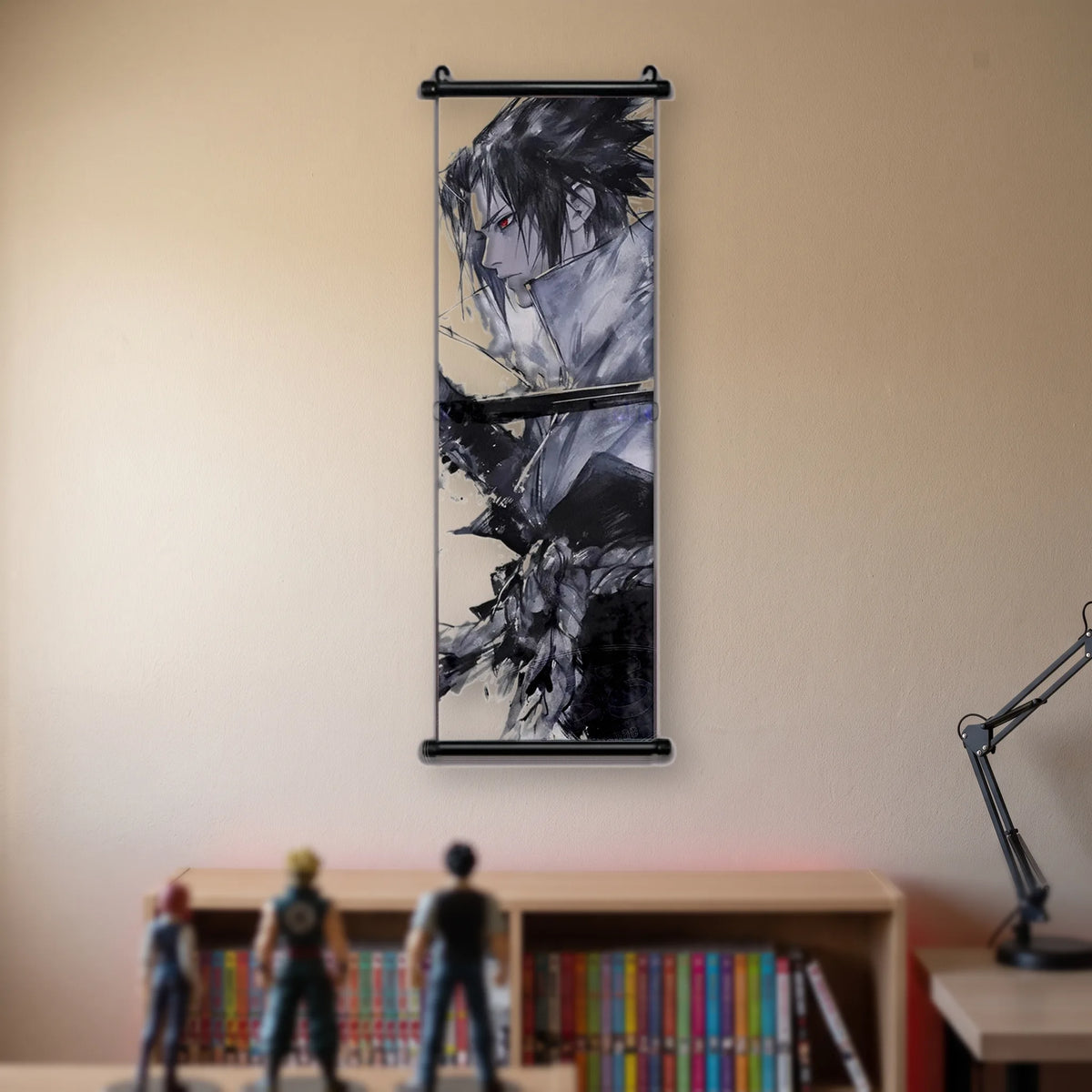 Kakémono Naruto, Sasuke de profil, katana dégainé en travers de l'image, suspendu au mur beige d'une chambre au-dessus d'une étagère de tomes de manga