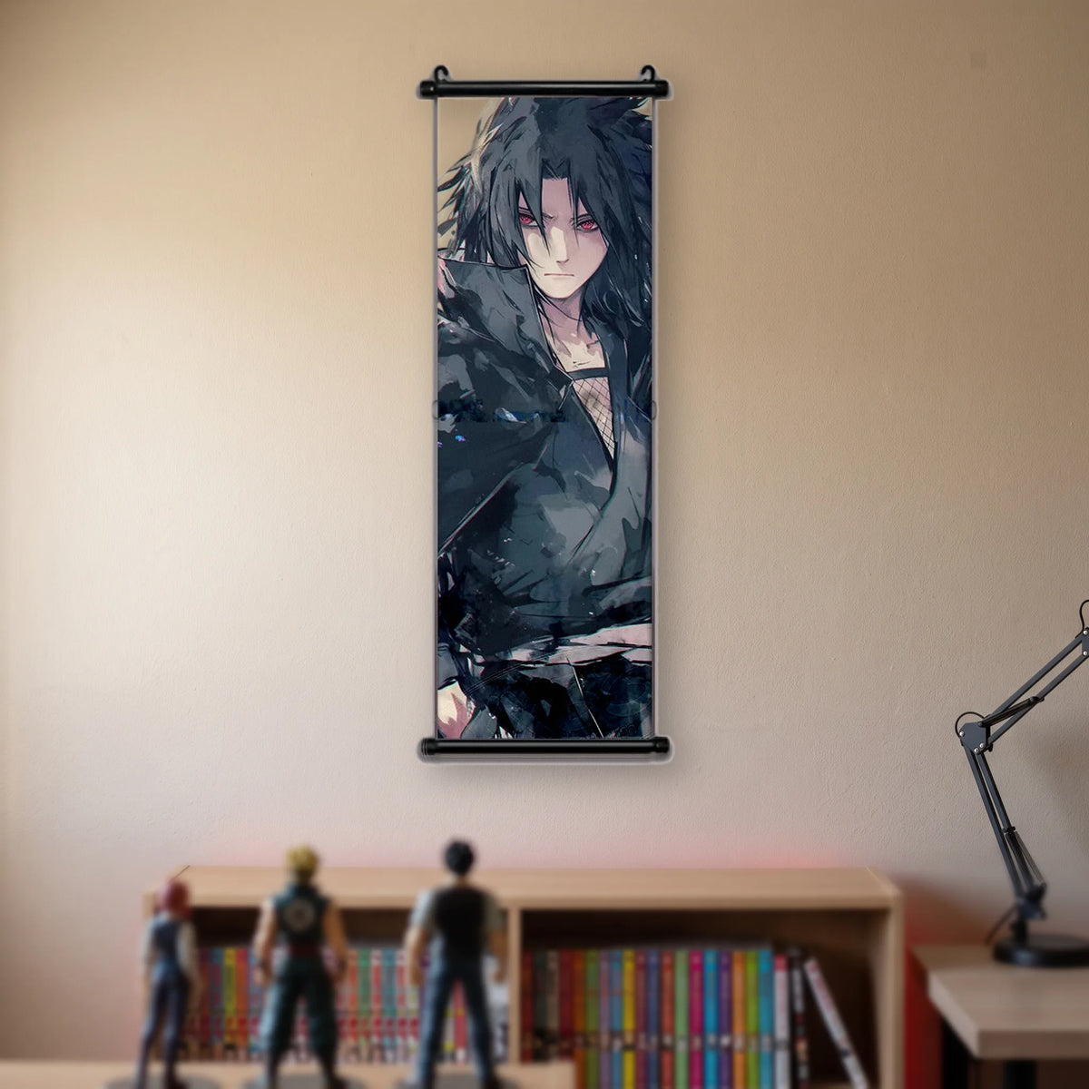 Kakémono Naruto, Sasuke de face, les yeux rouges, tenue sombre à col haut, suspendu au mur beige d'une chambre au-dessus d'une étagère de tomes de manga