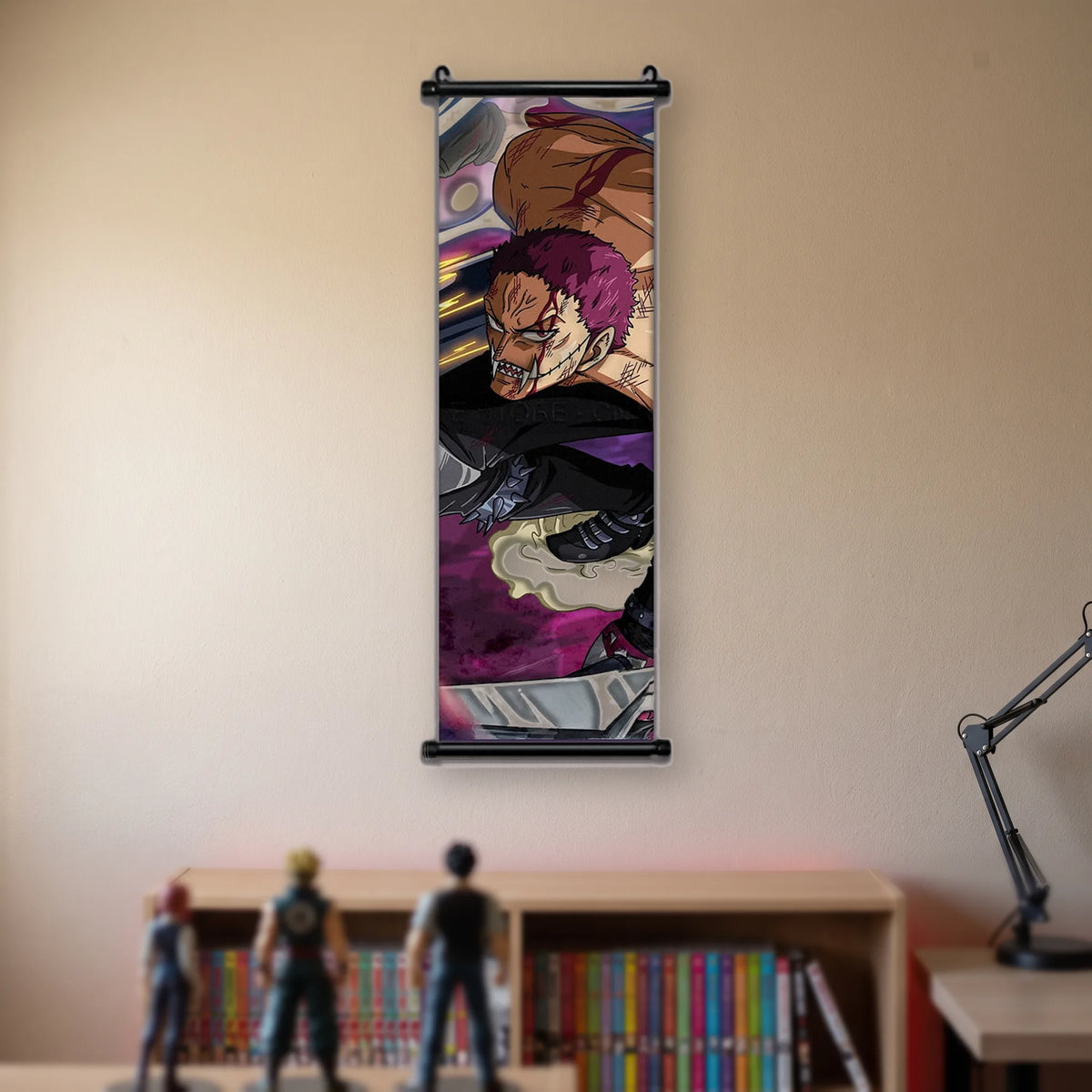 gros plan de Katakuri, cheveux magenta et bouche fendue aux dents pointues, kakémono suspendu dans une chambre