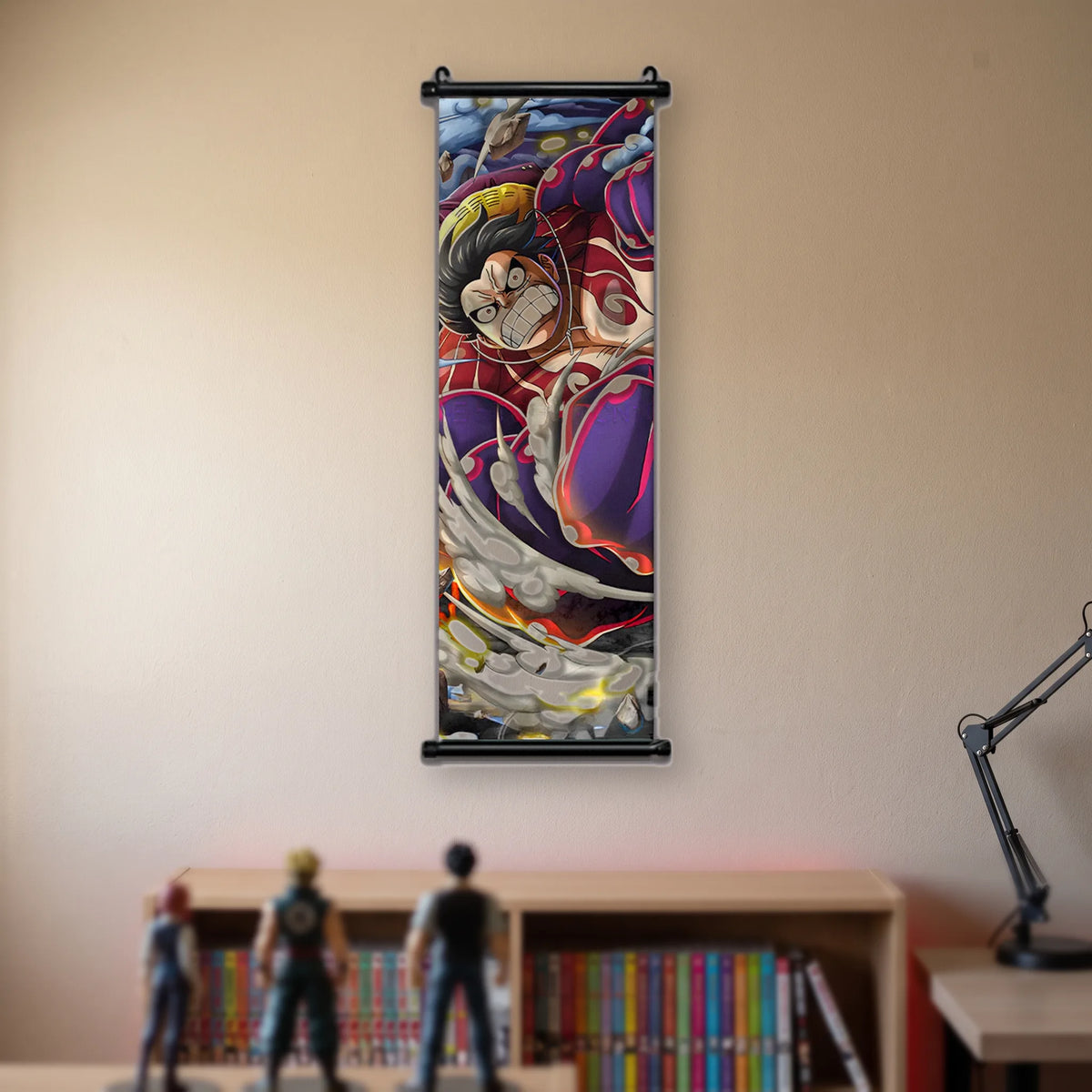 gros plan de Luffy dents serrées, bras rouge et violet à motifs blancs, kakémono suspendu dans une chambre