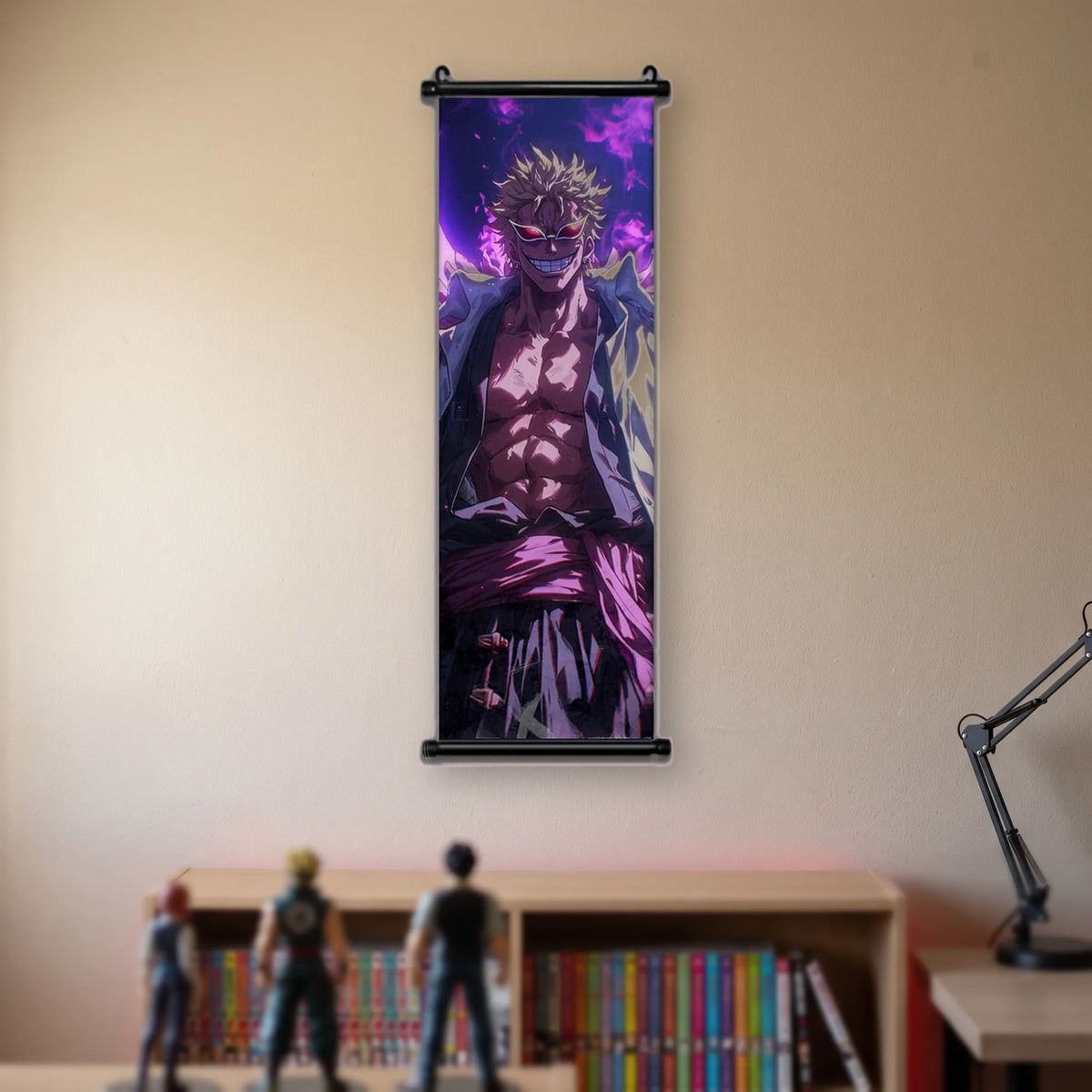 Doflamingo de face, lunettes à verres rouges et manteau ouvert dans une brume violette, kakémono suspendu dans une chambre
