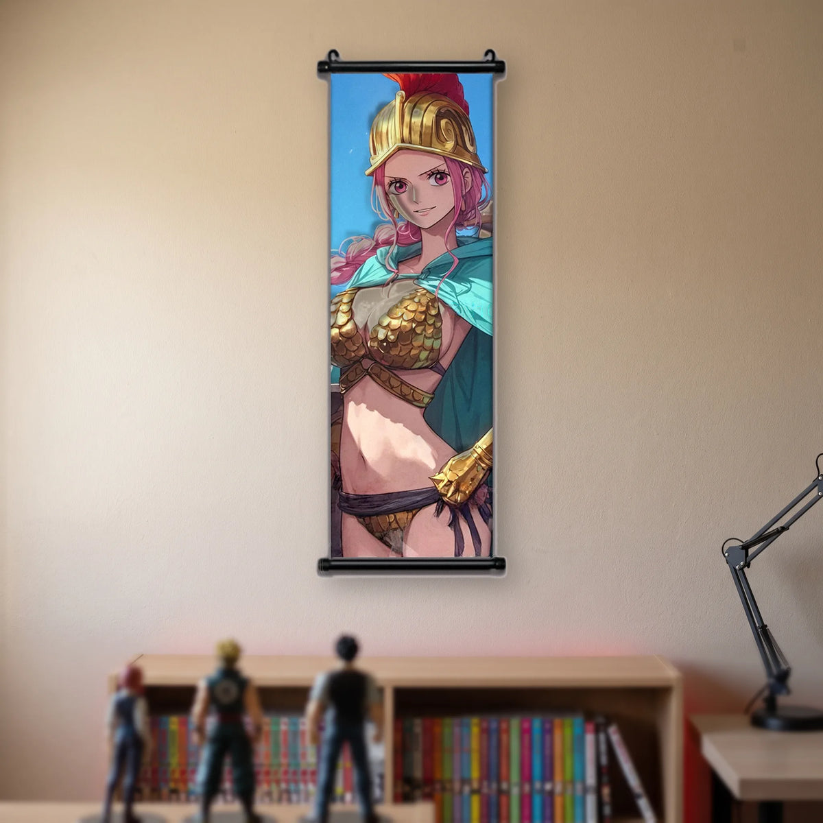 Rebecca de face, casque doré à plumet rouge et cape turquoise, kakémono suspendu dans une chambre