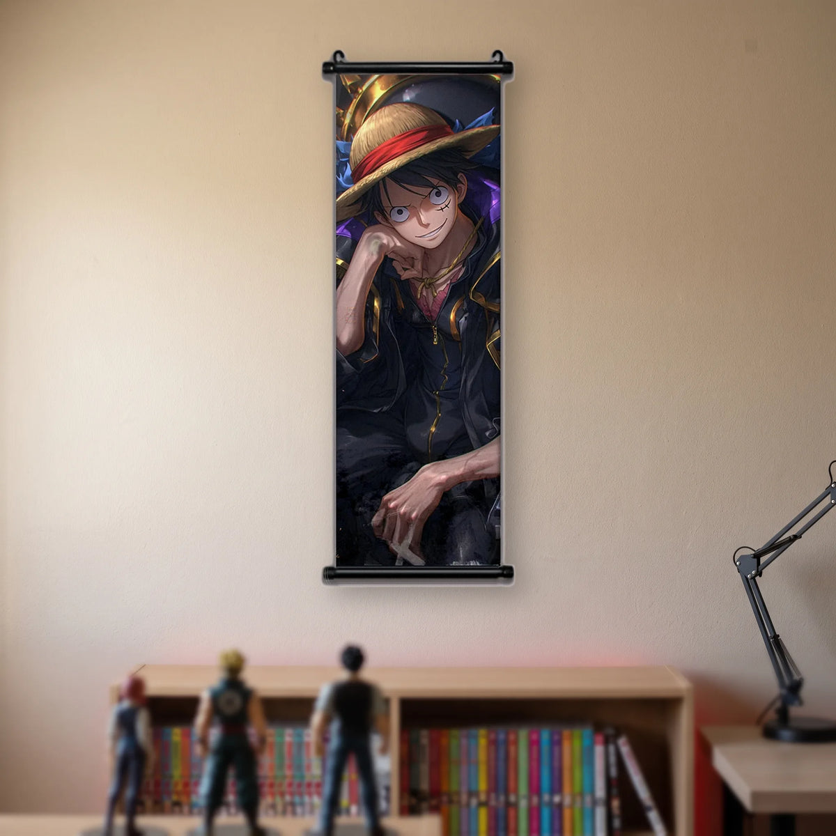 Luffy au chapeau de paille, veste noire à liserés dorés, grand arc doré derrière, kakémono suspendu dans une chambre
